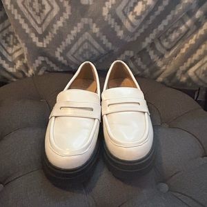 a new day Size 8.5 loafer cream color
